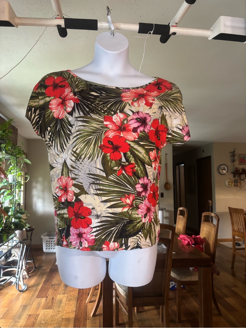 Cable & Gauge Women’s Tropical Floral Short Sleeve Top in Red and Green Size L